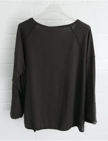 Braunes Langarmshirt mit lockerem Schnitt und tiefem V-Ausschnitt von hinten