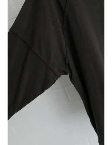 Nahaufnahme Ärmel des braunen Longsleeves