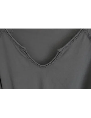 Nahaufnahme des Ausschnitts des anthrazitfarbenen Longsleeves
