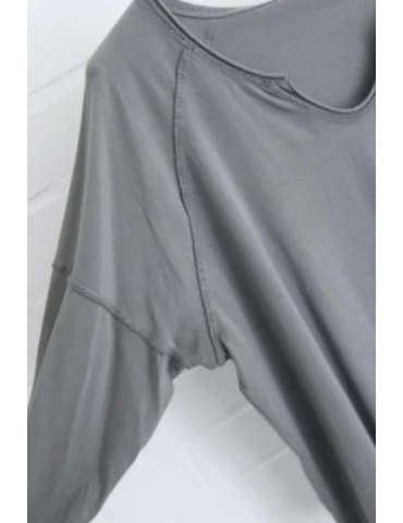 Nahaufnahme des Ärmels des anthrazitfarbenen Shirts