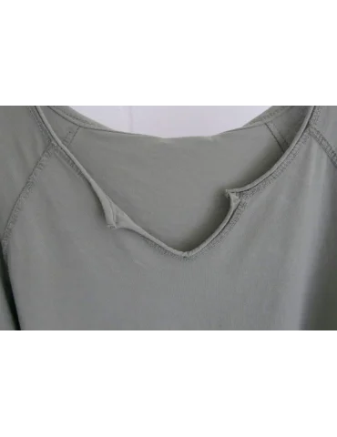 Nahaufnahme des ausschnitts des olivgrünen Longsleeves