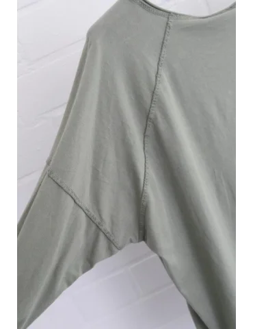Nahaufnahme ärmel des olivgrünen Longsleeves