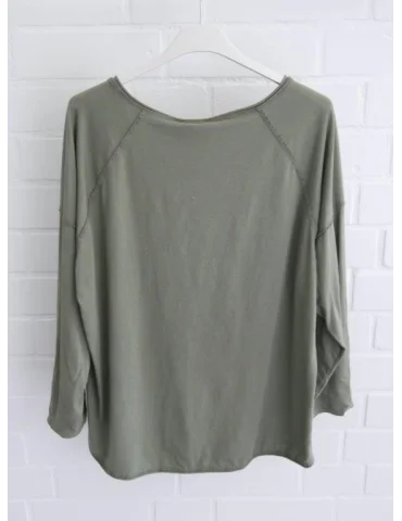 Olivgrünes Langarmshirt mit lockerem Schnitt und tiefem V-Ausschnitt von hinten