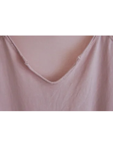 Nahaufnahme des Ausschnittes des rosefarbenen Longsleeves