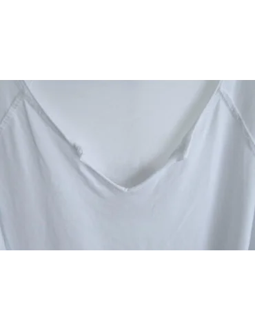 Nahaufnahme Halsausschnitt weißes Longsleeve