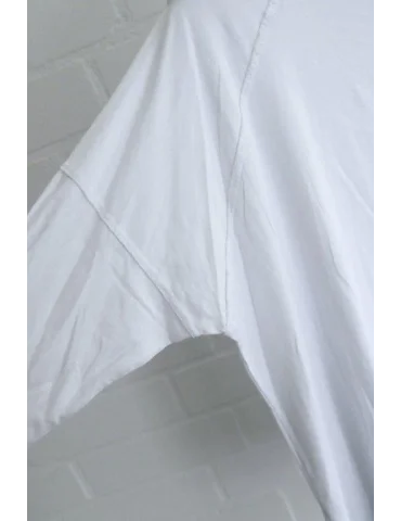 Nahaufnahme Ärmel des weißen Longsleeves