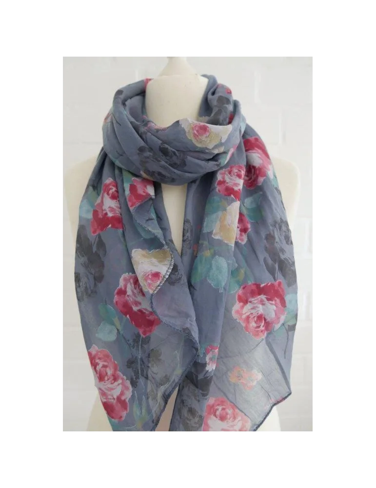Seiden Baumwoll Schal in jeansblau mit roten Blumen auf einer Büste