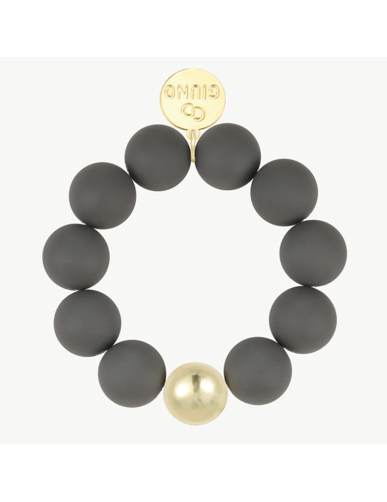 Armband mit grauen, matten Kugeln und einer goldfarbenen Kugel
