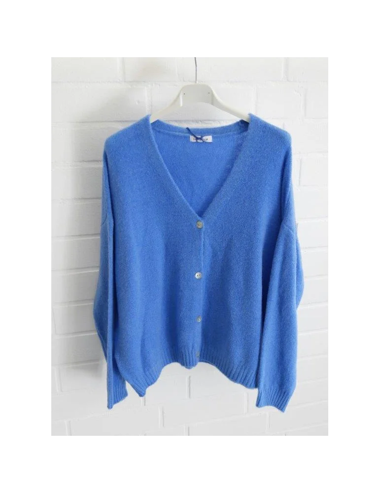 Royalblaue Damen Strickjacke mit Knöpfen und V-Ausschnitt vor weißer Wand