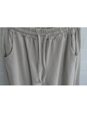 Nahaufnahme Bund der beigen Jogger im Barrel Style