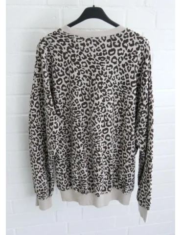 Beiges langarm Sweatshirt mit braunem Leomuster vor weißer Wand von hinten