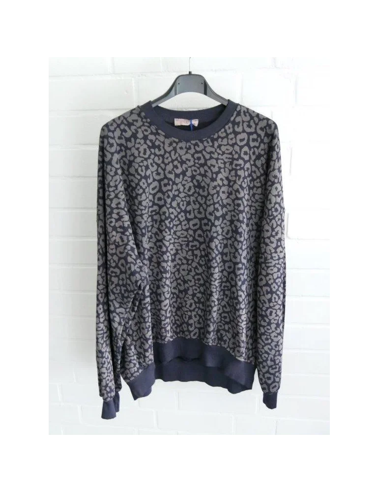 Dunkelblaues langarm Sweatshirt mit grauem Leomuster vor weißer Wand