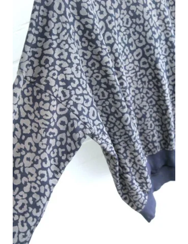 Nahaufnahme Ärmel des dunkelblauen Leoprint Shirt
