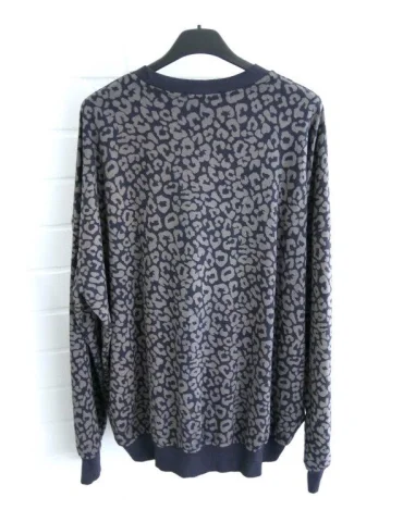 Dunkelblaues langarm Sweatshirt mit grauem Leomuster vor weißer Wand von hinten