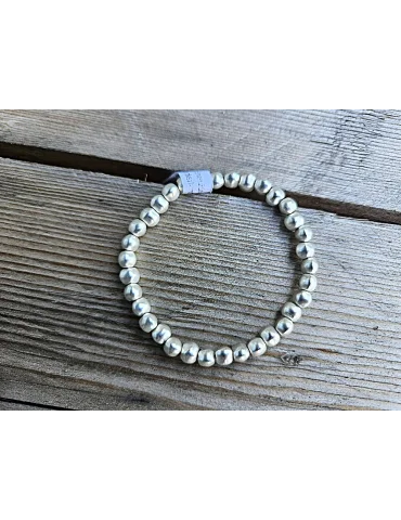 Armband mit Perlen in silberfarben matt auf Holzuntergrund