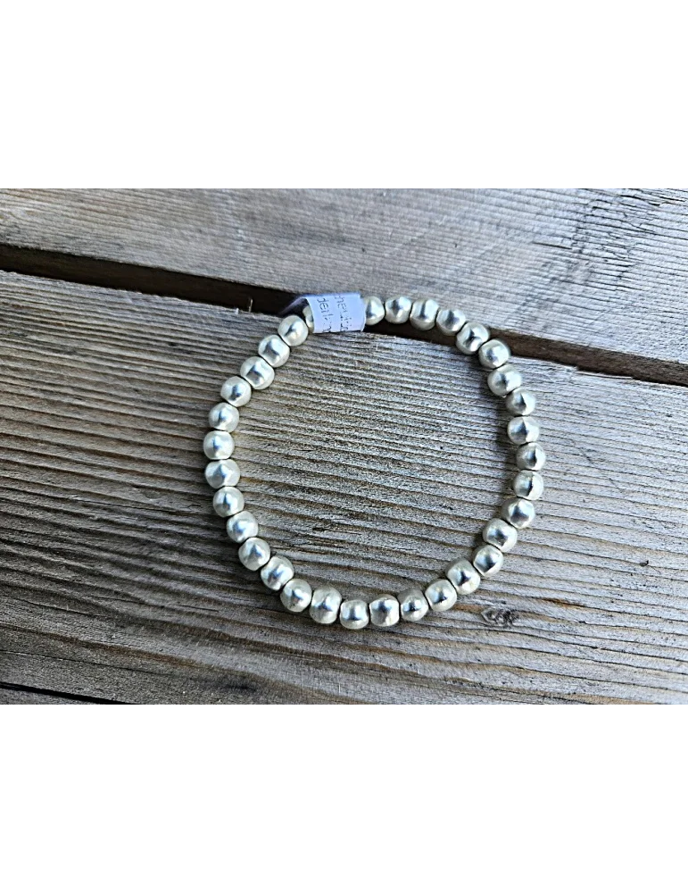 Armband mit Perlen in silberfarben matt auf Holzuntergrund
