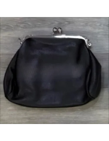Schwarze Damentasche mit Kiss Lock auf grauem Untergrund