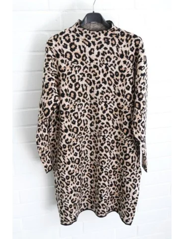 Tunika mit Leoprint in schwarz - weiß - beige vor weißer Wand auf Bügel