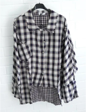 Blau - weiß karierte Damen Bluse im Vokuhila Style und offenen Stoffkanten vor weißer Wand
