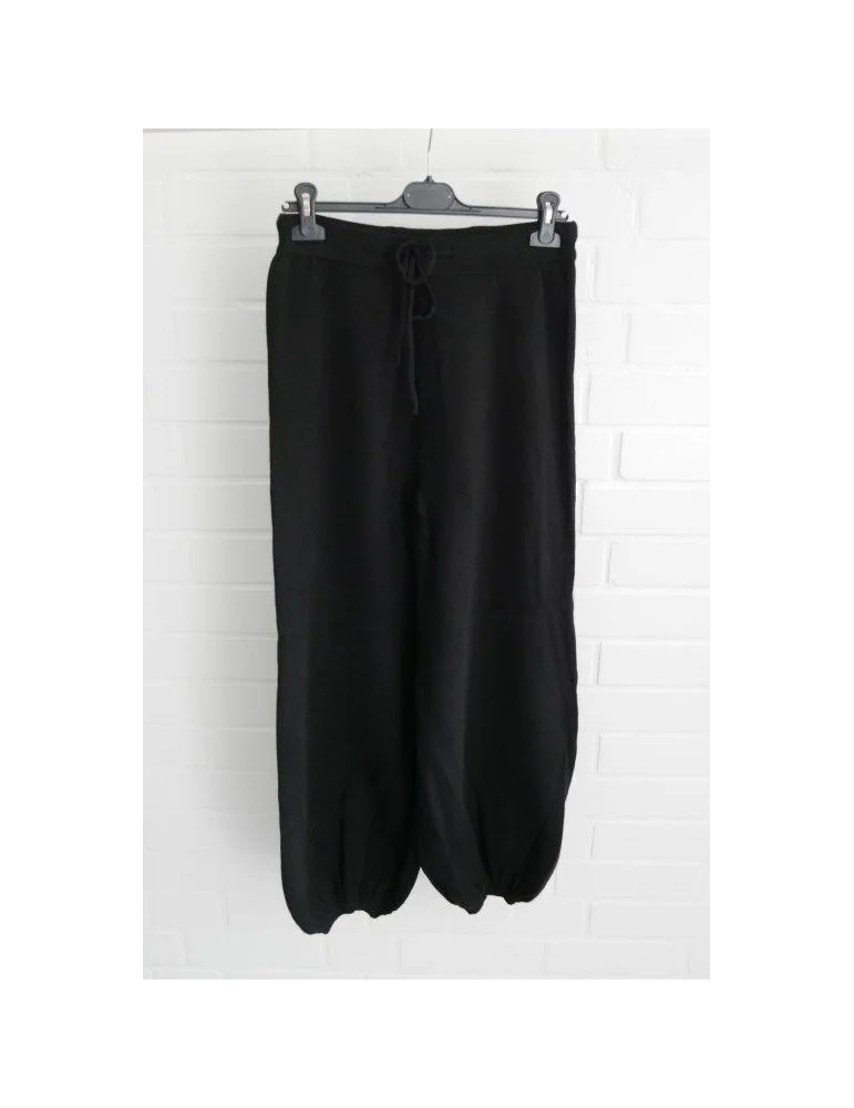 Schwarze Strick-Pumphose für Damen mit weitem Bein und Tunnelzug an einem Kleiderbügel