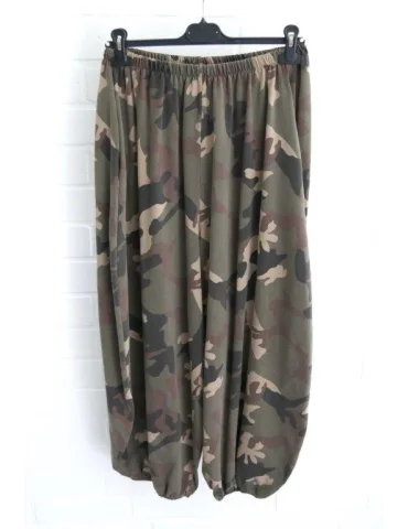 Lässige Haremshose für Damen im Camouflage-Muster mit Bündchen an einem Kleiderbügel