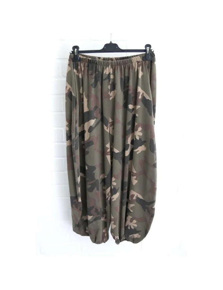 Lässige Haremshose für Damen im Camouflage-Muster mit Bündchen an einem Kleiderbügel