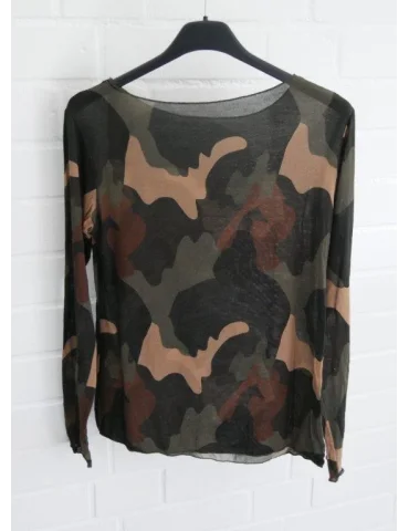 Langarmshirt mit Camouflage Muster in oliv schwarz beige braun auf Bügel vor weißer Wand