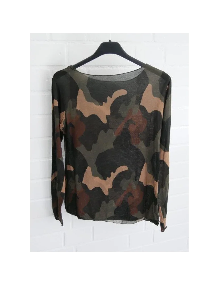 Langarmshirt mit Camouflage Muster in oliv schwarz beige braun auf Bügel vor weißer Wand