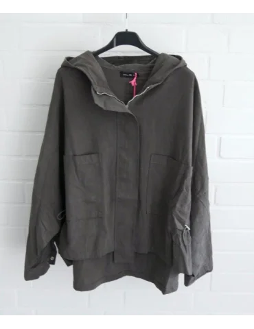 Dunkelgrau-schlammfarbene Baumwoll-Kapuzenjacke in A-Form mit Reißverschluss an einem Kleiderbügel