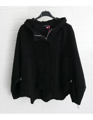 Schwarze Baumwoll-Kapuzenjacke in A-Form mit Reißverschluss an einem Kleiderbügel