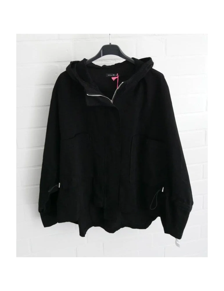 Schwarze Baumwoll-Kapuzenjacke in A-Form mit Reißverschluss an einem Kleiderbügel