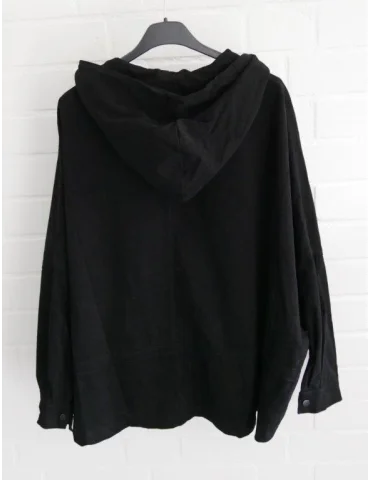 Schwarze Baumwoll-Kapuzenjacke in A-Form mit Reißverschluss an einem Kleiderbügel von hinten