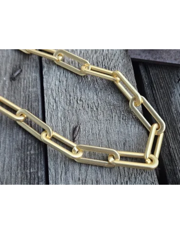 Matt goldfarbene Gliederkette mit länglichen Gliedern und T-Verschluss auf Holzuntergrund