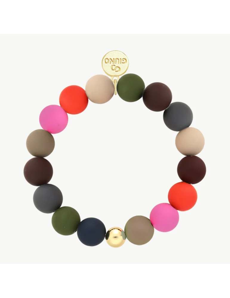 Armband mit matt bunten Perlen und einer goldfarbenen Perle vor weißem Hintergrund