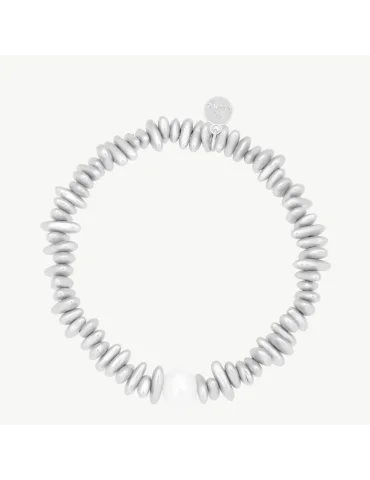 Armband mit matt silberfarbenen Steinchen und einer weißen Perle