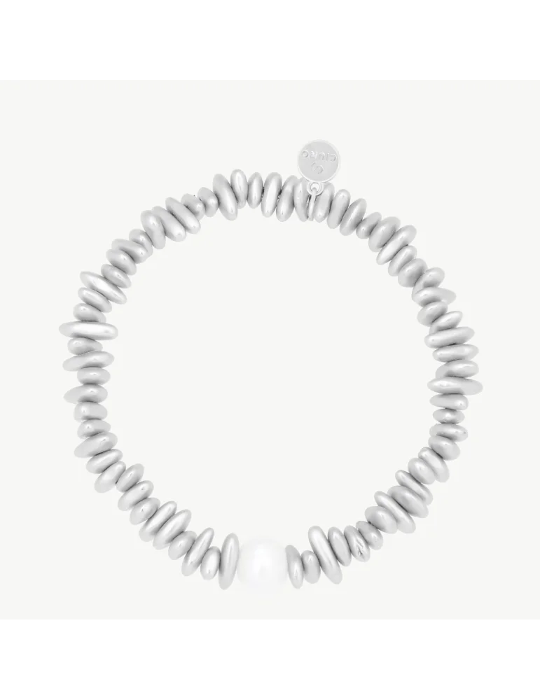 Armband mit matt silberfarbenen Steinchen und einer weißen Perle