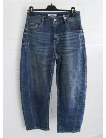 Mittelblaue Damen Barrel-Leg Jeans mit leichter Waschung an einem Kleiderbügel