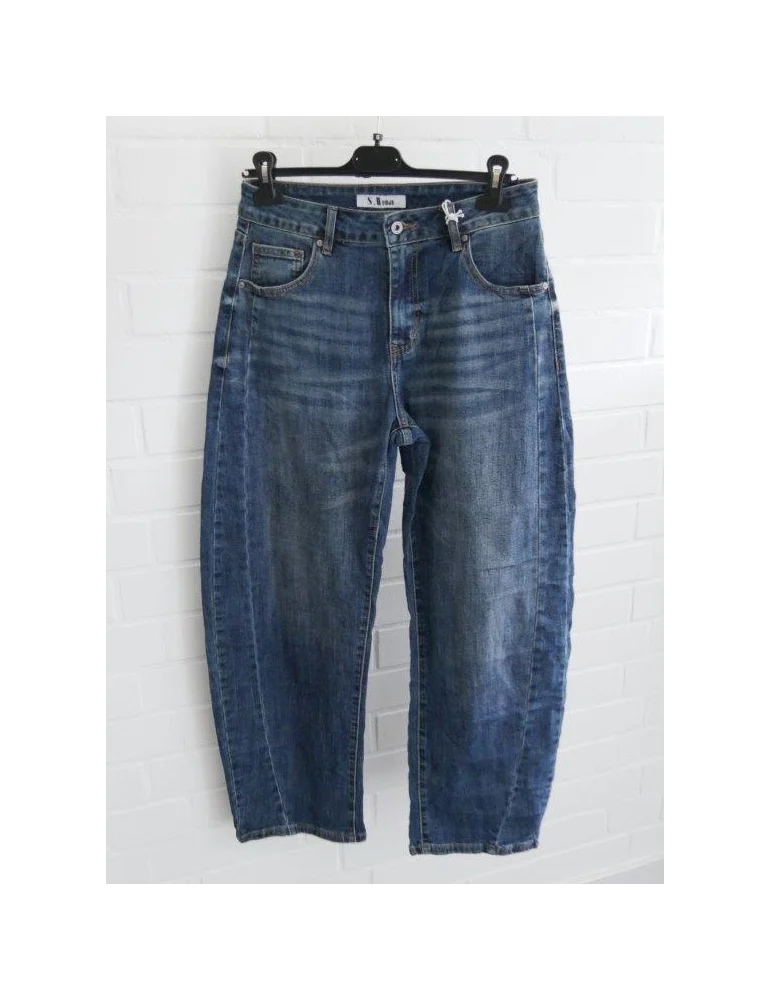 Mittelblaue Damen Barrel-Leg Jeans mit leichter Waschung an einem Kleiderbügel