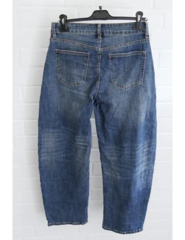 Mittelblaue Damen Barrel-Leg Jeans mit leichter Waschung an einem Kleiderbügel von hinten