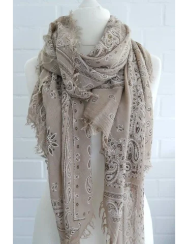 Beigefarbenes Damen Tuch mit Paisley-Muster und Fransen an einer Schneiderbüste