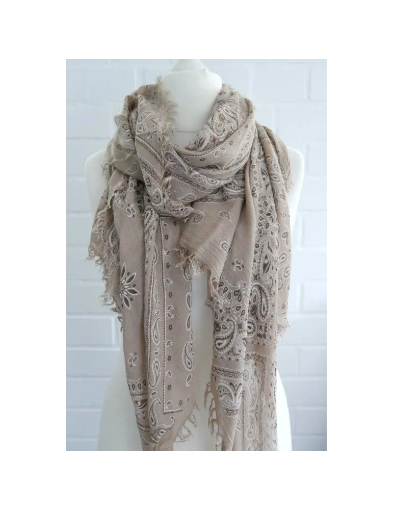 Beigefarbenes Damen Tuch mit Paisley-Muster und Fransen an einer Schneiderbüste