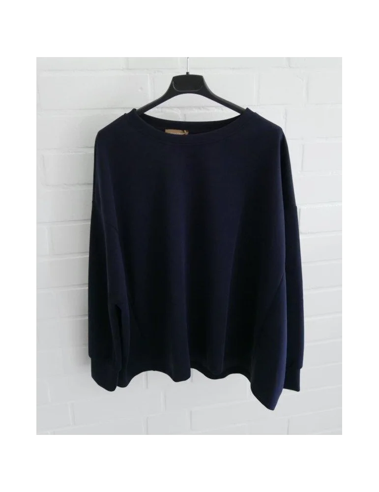Kastig geschnittener dunkellauer Damen-Pullover mit Rundhalsausschnitt an einem Bügel