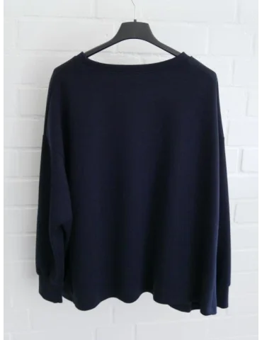 Kastig geschnittener dunkellauer Damen-Pullover mit Rundhalsausschnitt an einem Bügel von hinten