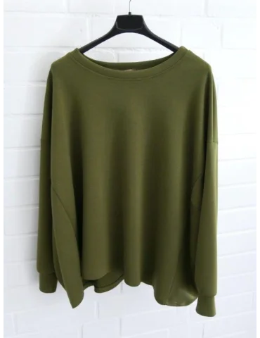 Kastig geschnittener moosgrüner Damen-Pullover mit Rundhalsausschnitt an einem Bügel