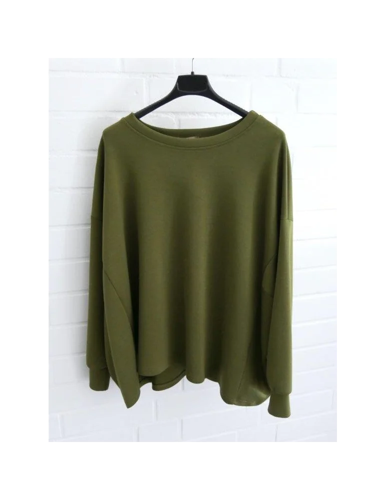 Kastig geschnittener moosgrüner Damen-Pullover mit Rundhalsausschnitt an einem Bügel