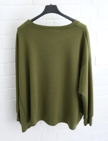 Kastig geschnittener moosgrüner Damen-Pullover mit Rundhalsausschnitt an einem Bügel von hinten
