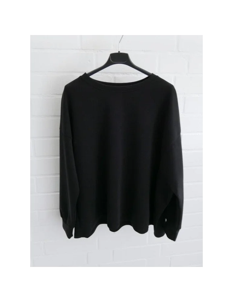 Kastig geschnittener schwarzer Damen-Pullover mit Rundhalsausschnitt an einem Bügel