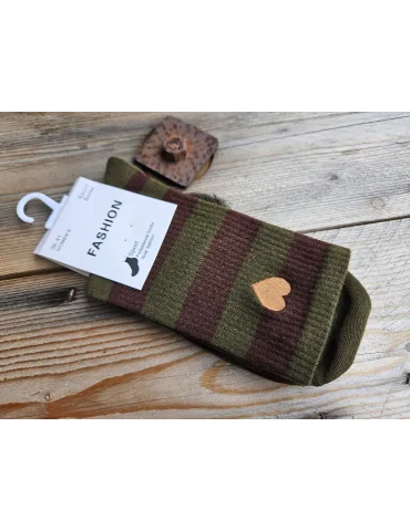 Oliv braun getsreifte Socken mit seitlich gesticktem Herz auf Holzuntergrund