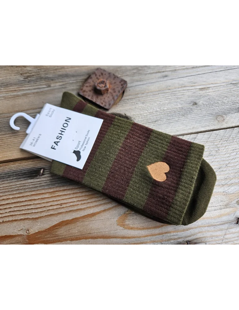 Oliv braun getsreifte Socken mit seitlich gesticktem Herz auf Holzuntergrund