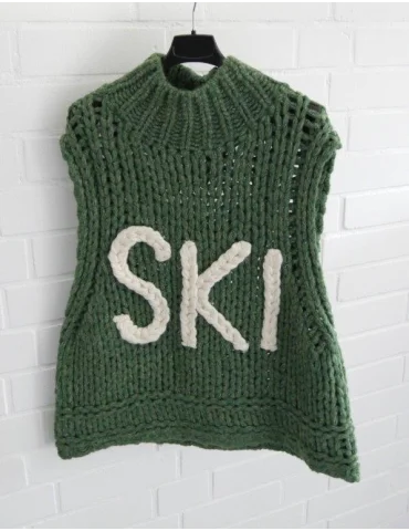 Grüner Grobstrick-Pullover ohne Ärmel mit weißem SKI-Schriftzug an einem Bügel